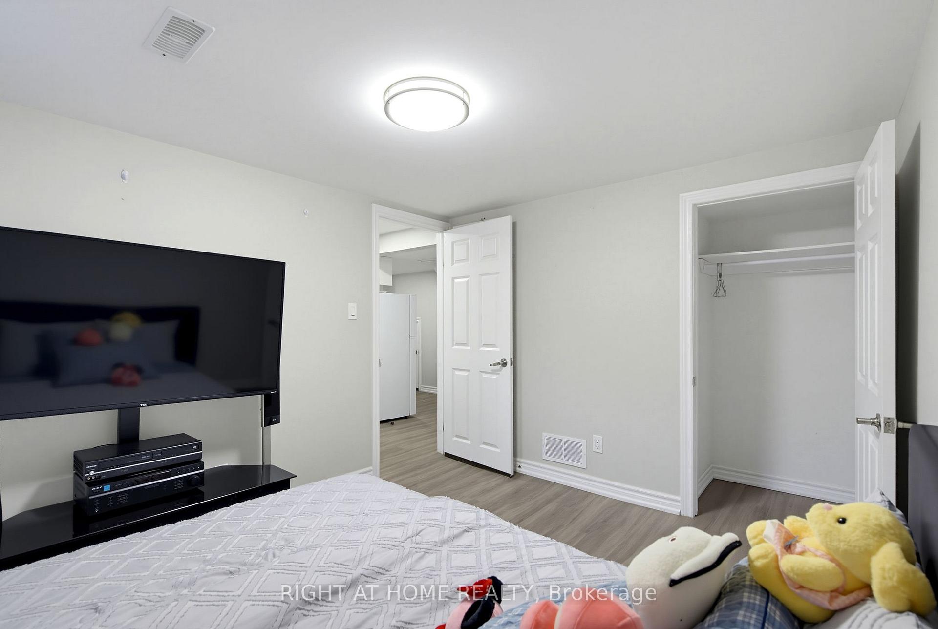 Photo 26 of 75 Bloomington Crescent, North York, Black Creek — HOMEH
