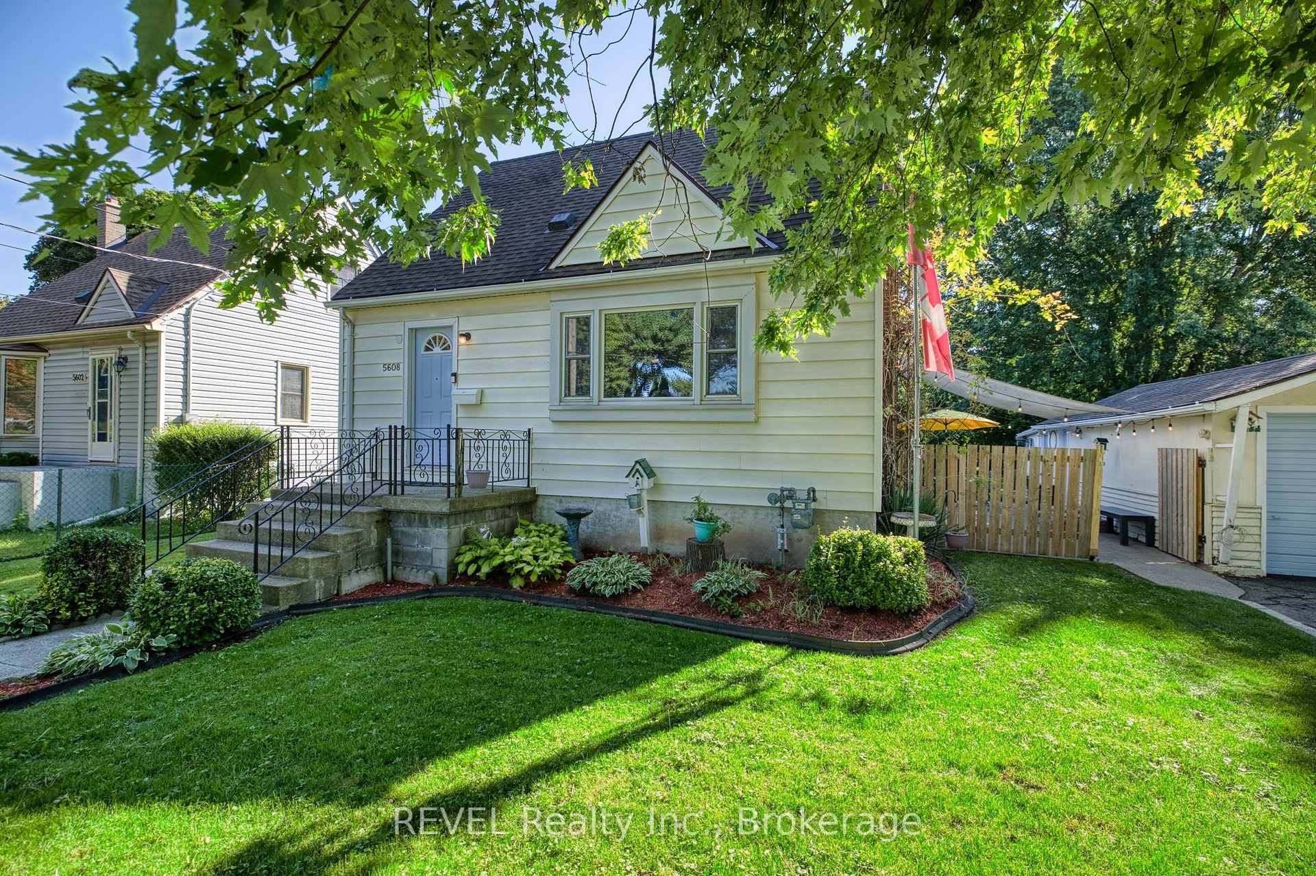 Photo 2 of 5608 Glamis Crescent, Niagara Falls, Hospital — HOMEH
