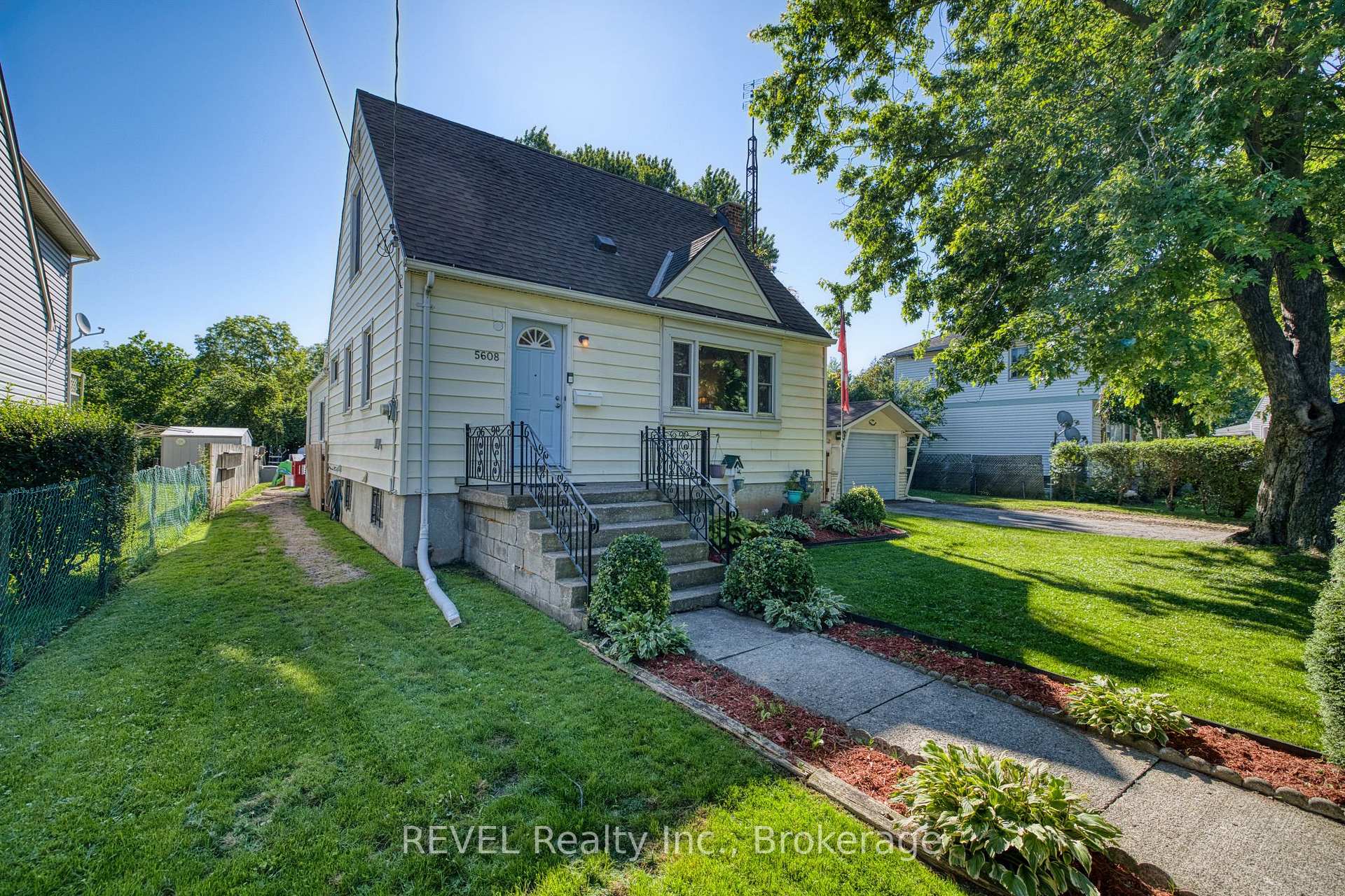 Photo 3 of 5608 Glamis Crescent, Niagara Falls, Hospital — HOMEH