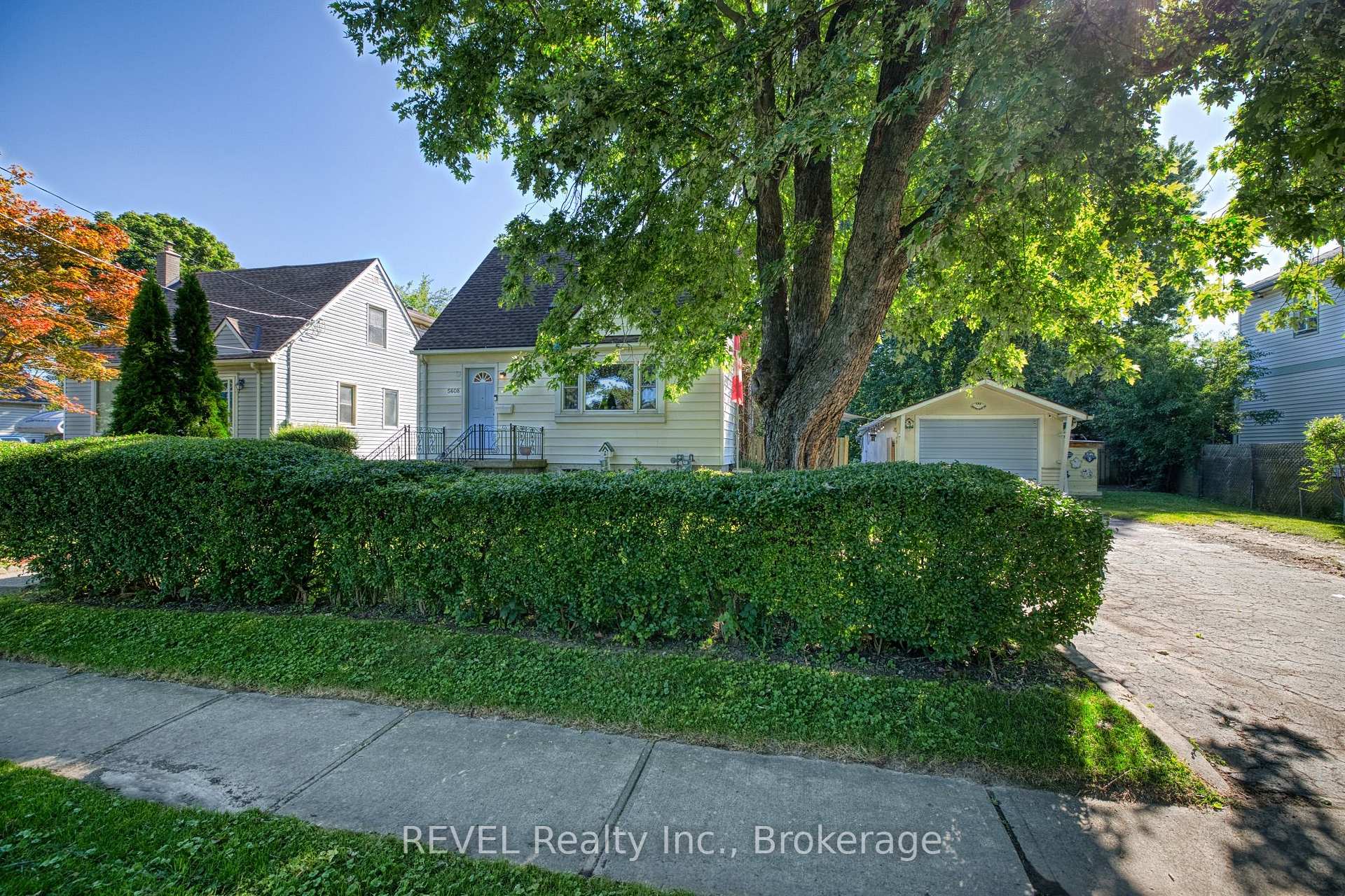 Photo 5 of 5608 Glamis Crescent, Niagara Falls, Hospital — HOMEH
