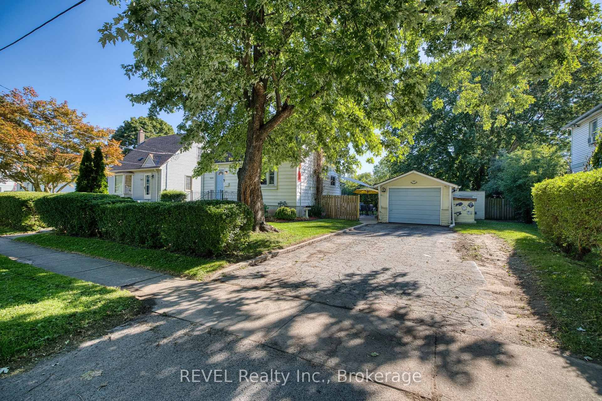 Photo 6 of 5608 Glamis Crescent, Niagara Falls, Hospital — HOMEH