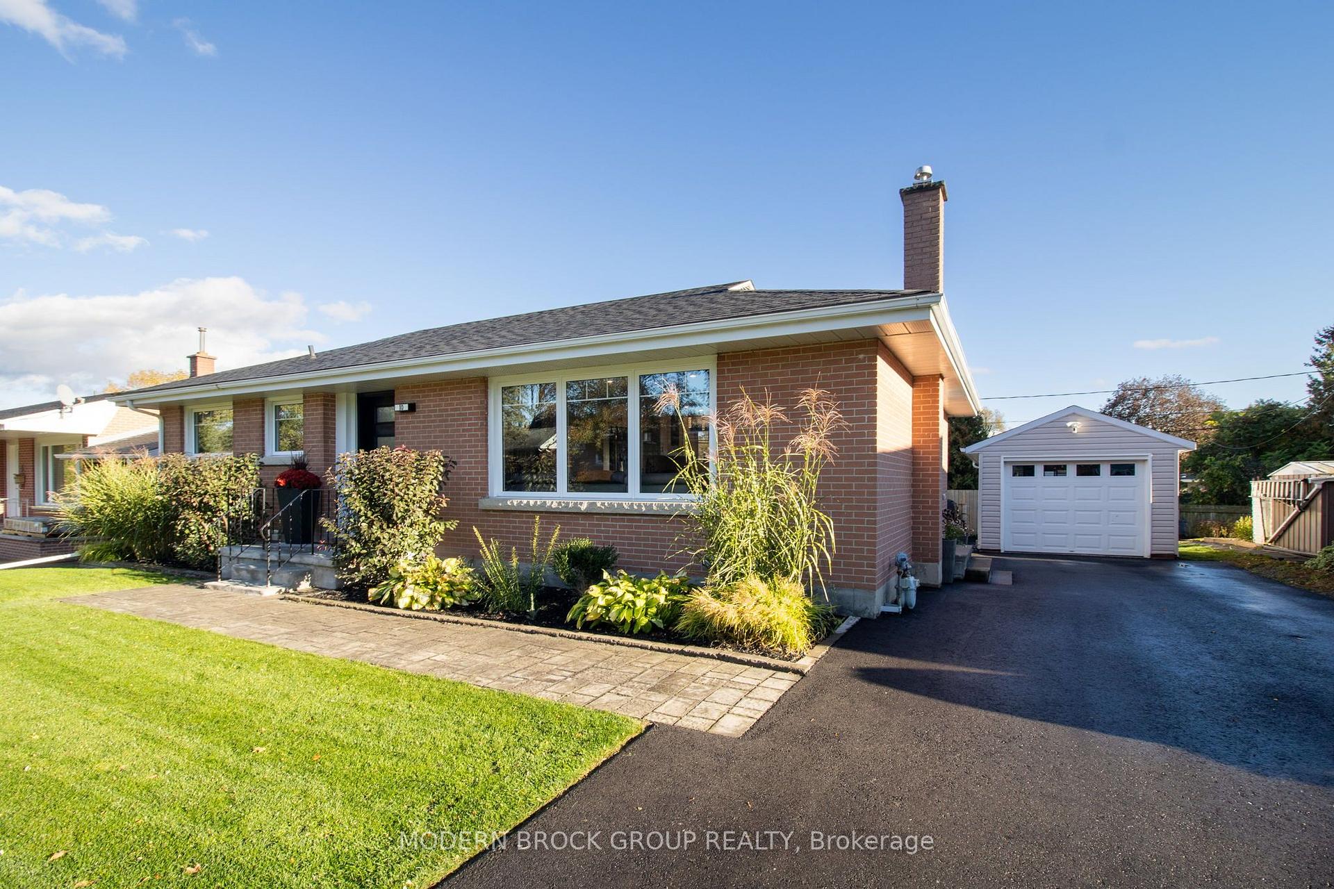 Photo 2 of 10 Manor Drive, Brockville, Brockville — HOMEH
