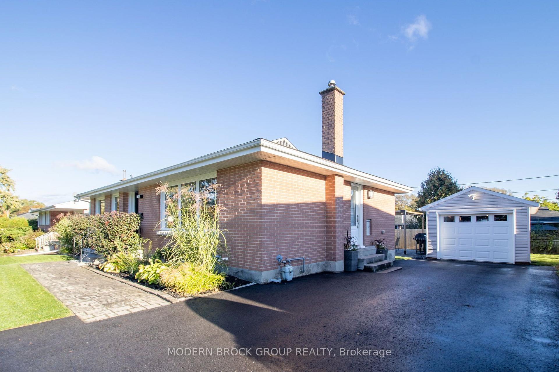Photo 3 of 10 Manor Drive, Brockville, Brockville — HOMEH