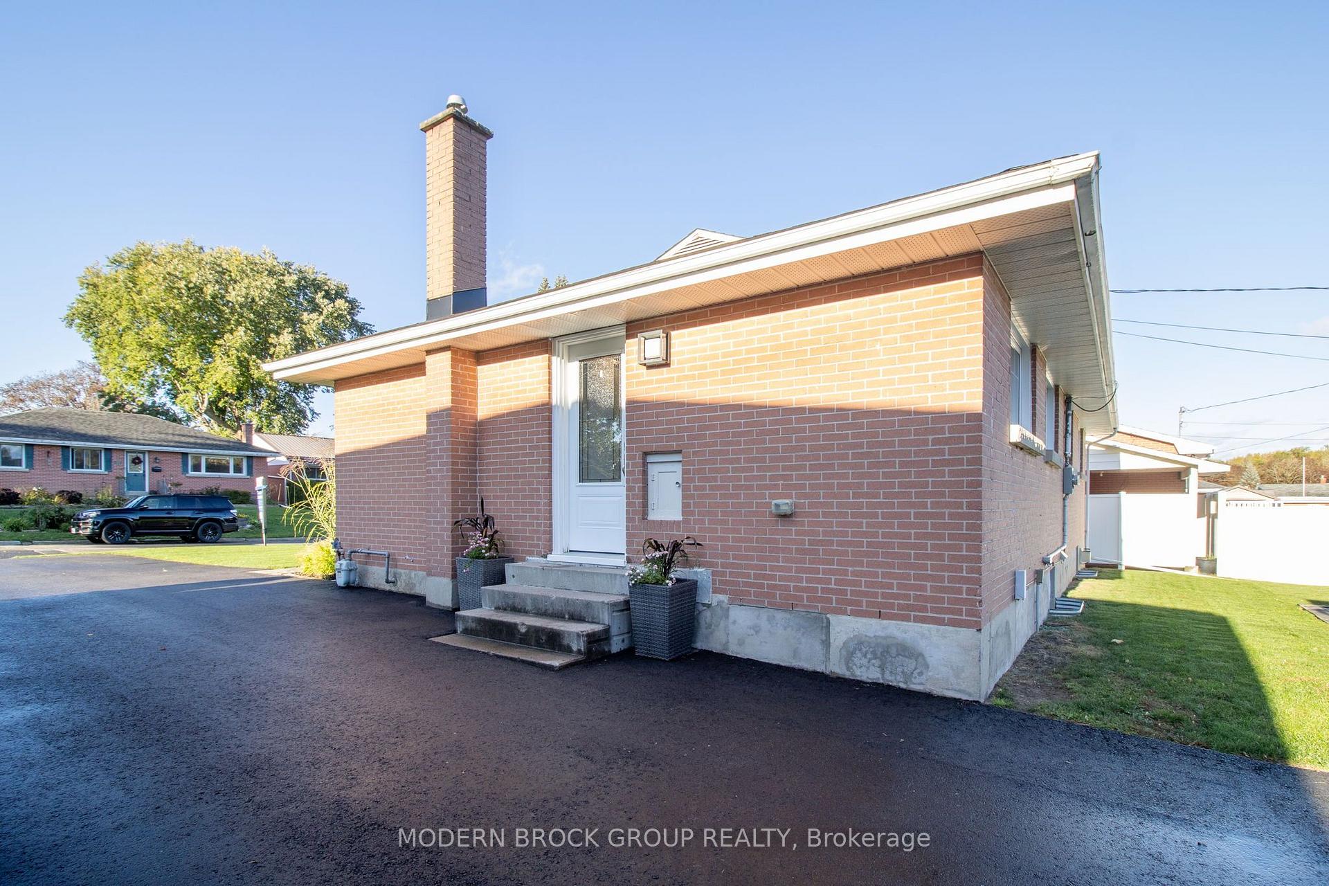 Photo 4 of 10 Manor Drive, Brockville, Brockville — HOMEH