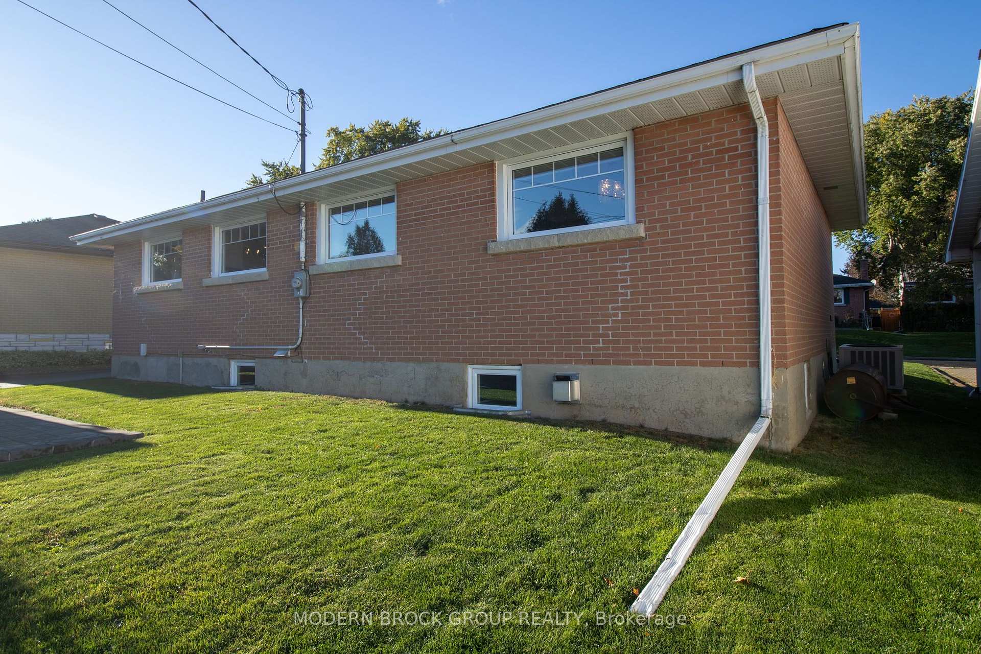 Photo 5 of 10 Manor Drive, Brockville, Brockville — HOMEH