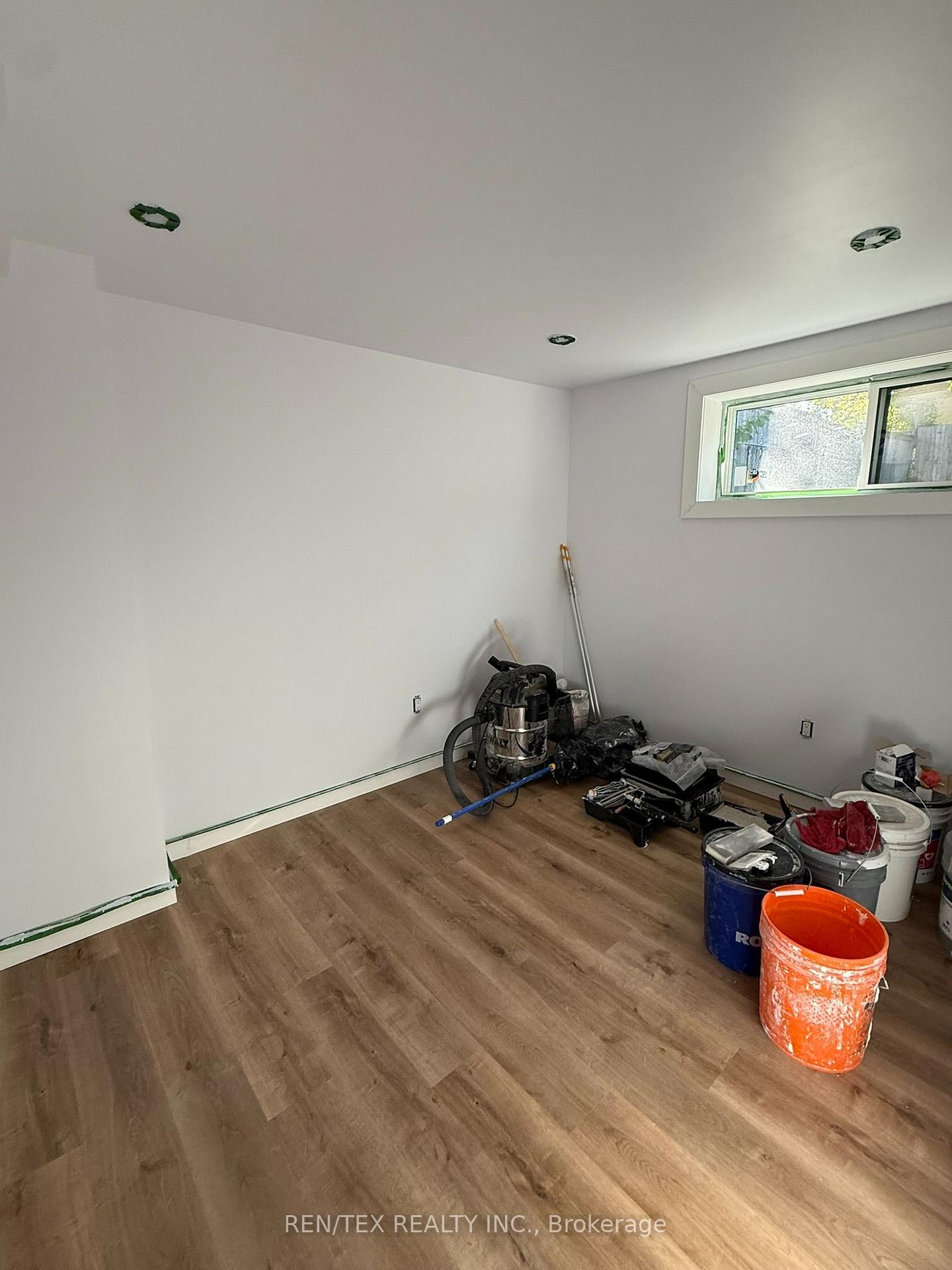 Photo 5 of Unit Lower 2, 52 Watercliffe Road, Etobicoke, Rexdale-Kipling — HOMEH