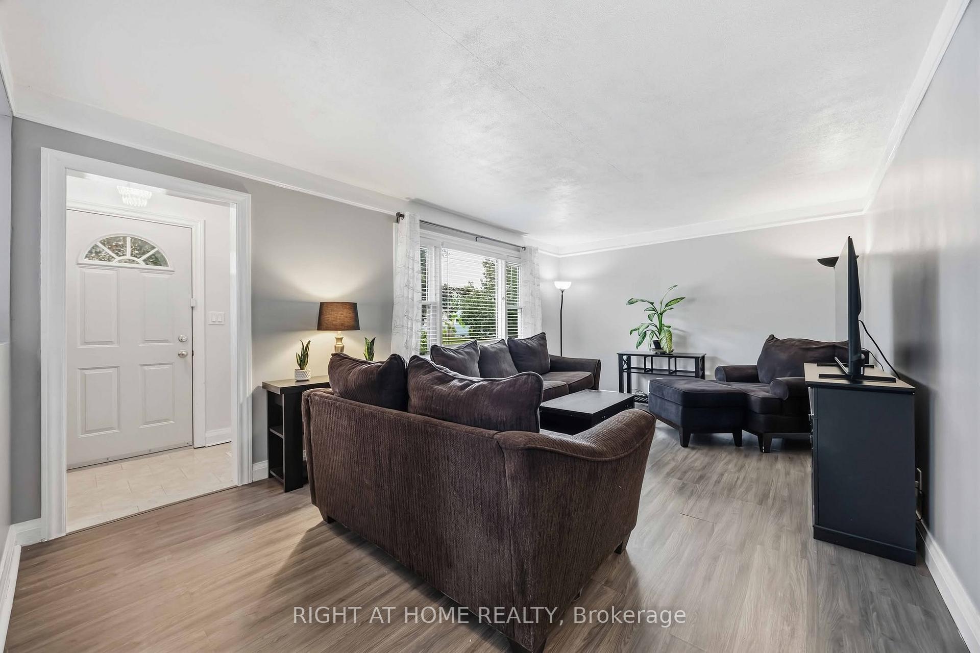 Photo 4 of 139 Gordon Street, Sarnia — HOMEH