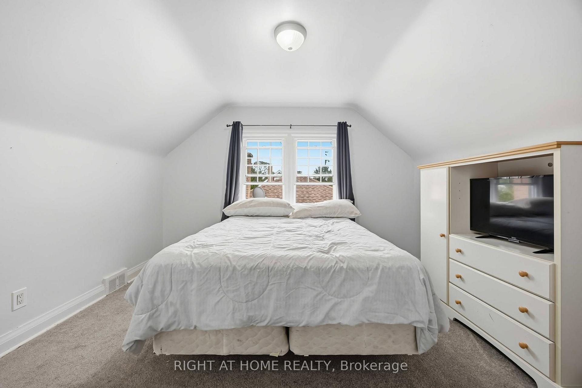 Photo 13 of 139 Gordon Street, Sarnia — HOMEH