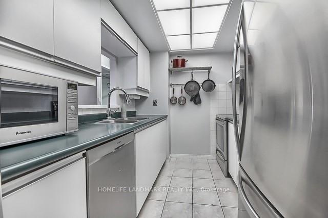 Photo 4 of Unit 702, 5 Concorde Place, North York, Banbury-Don Mills — HOMEH