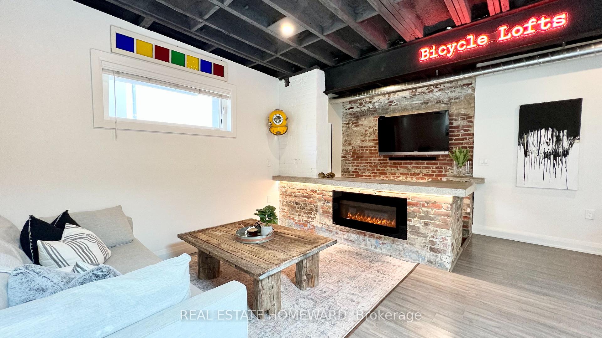 Photo of 1233 Dundas Street E