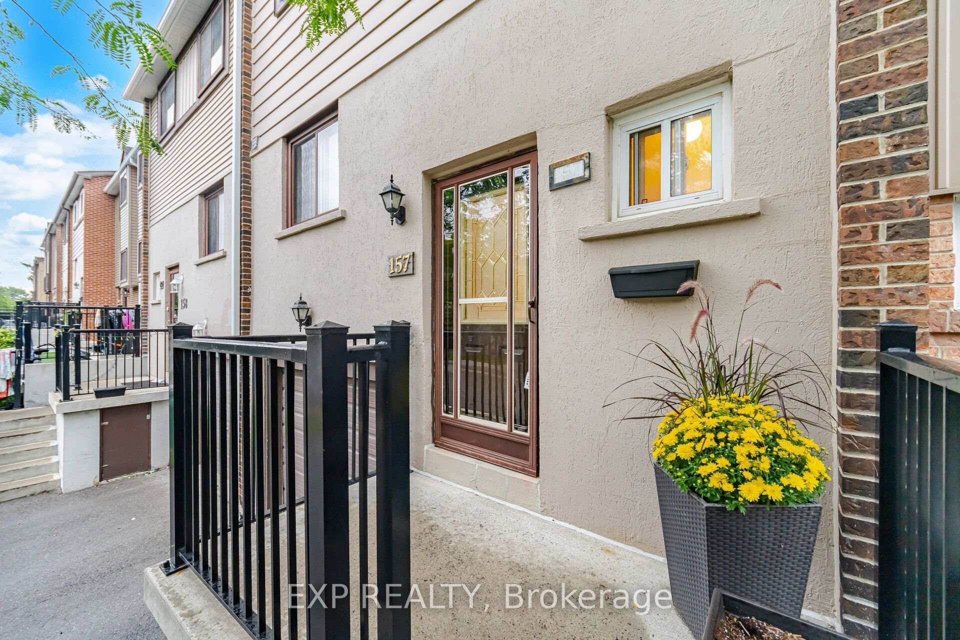 Photo 4 of 157 Moregate Crescent, Brampton, Central Park — HOMEH