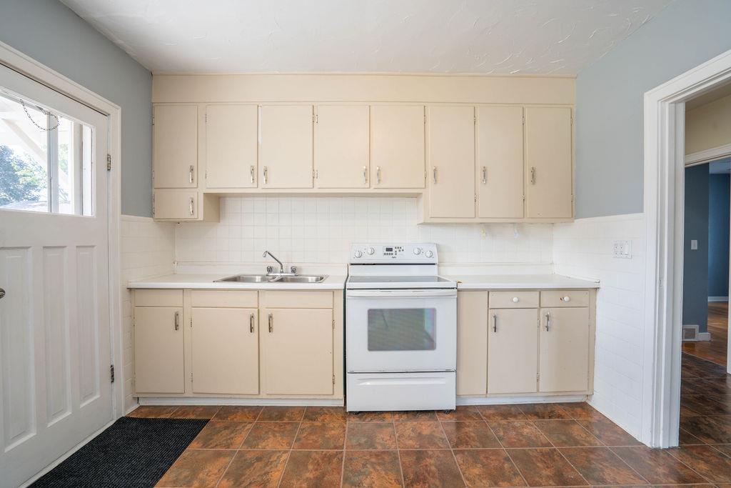 Photo 10 of 341 Devon Road, Sault Ste Marie, Ward 4 — HOMEH
