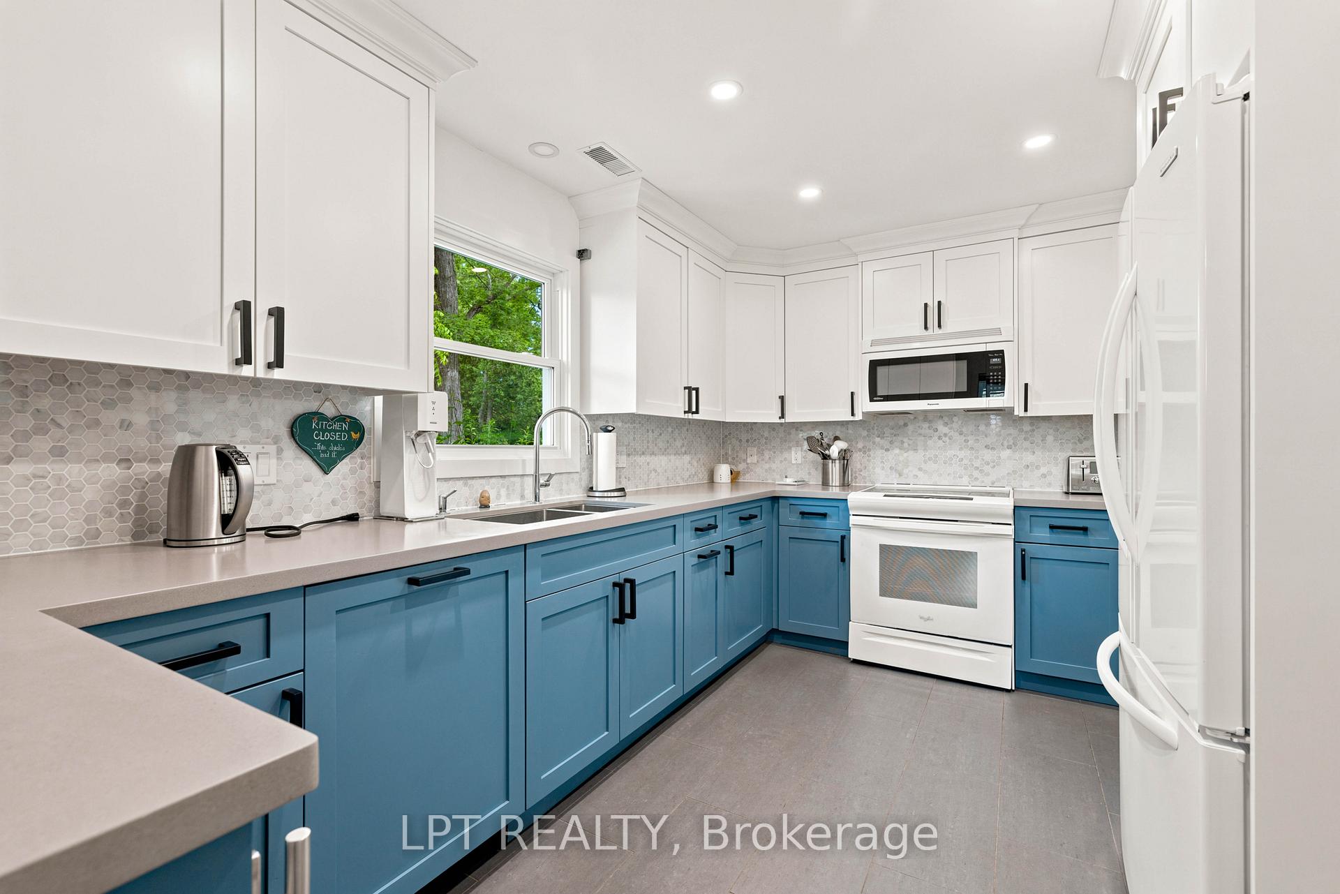 Photo 18 of 678 Lake Drive E, Georgina, Historic Lakeshore Communities — HOMEH