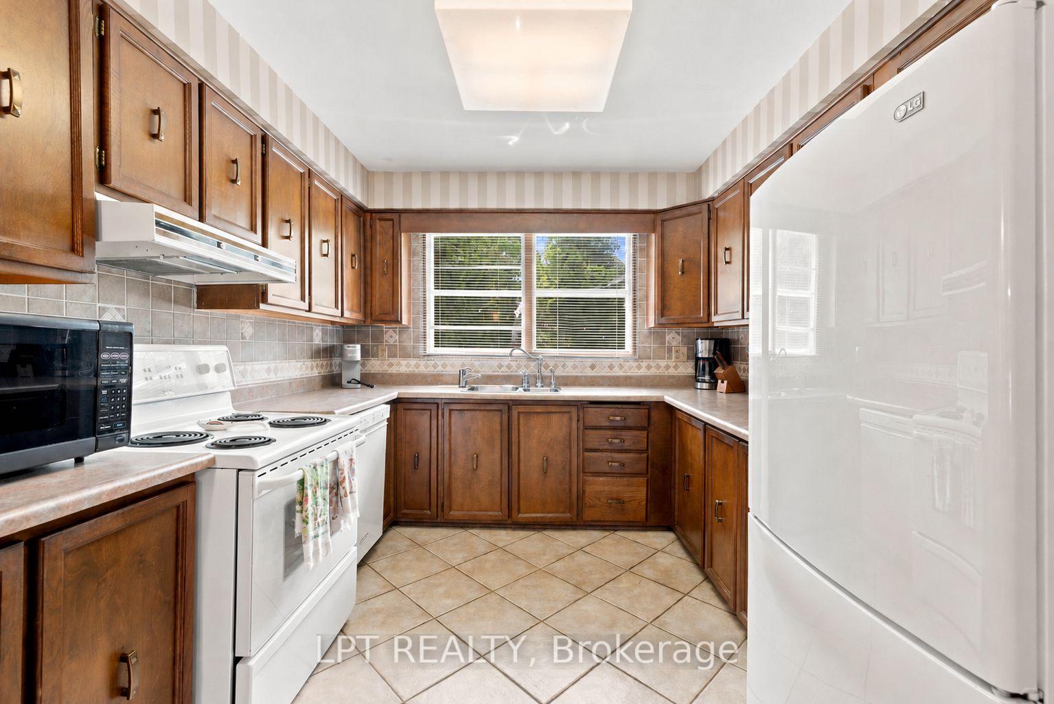 Photo 39 of 678 Lake Drive E, Georgina, Historic Lakeshore Communities — HOMEH