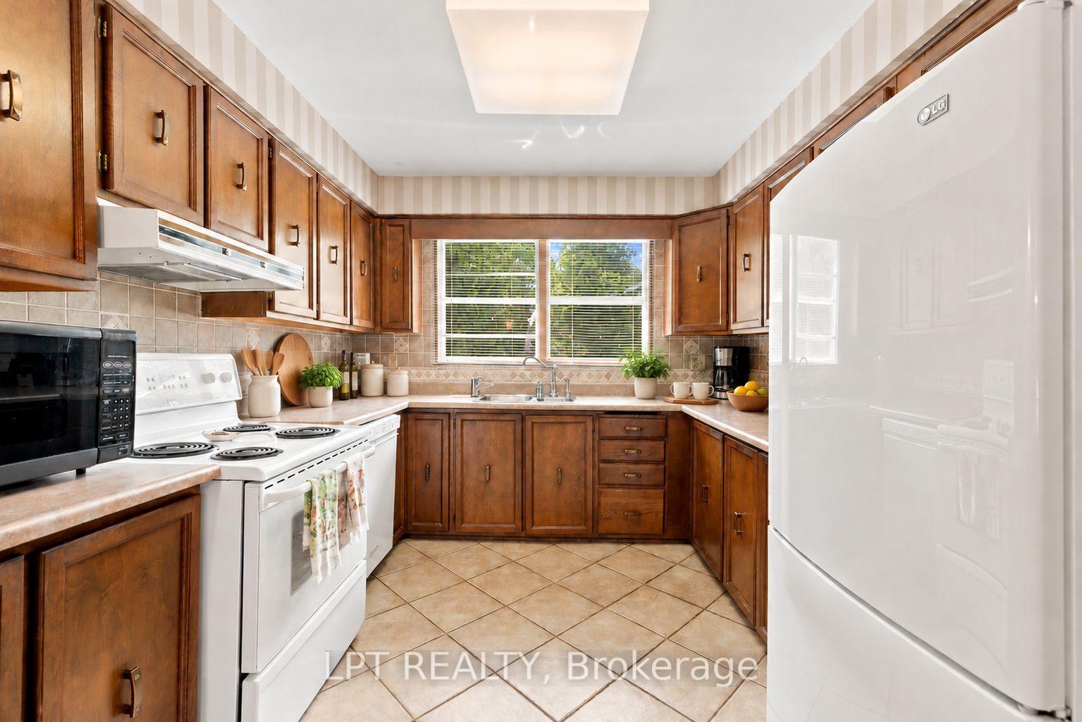Photo 38 of 678 Lake Drive E, Georgina, Historic Lakeshore Communities — HOMEH