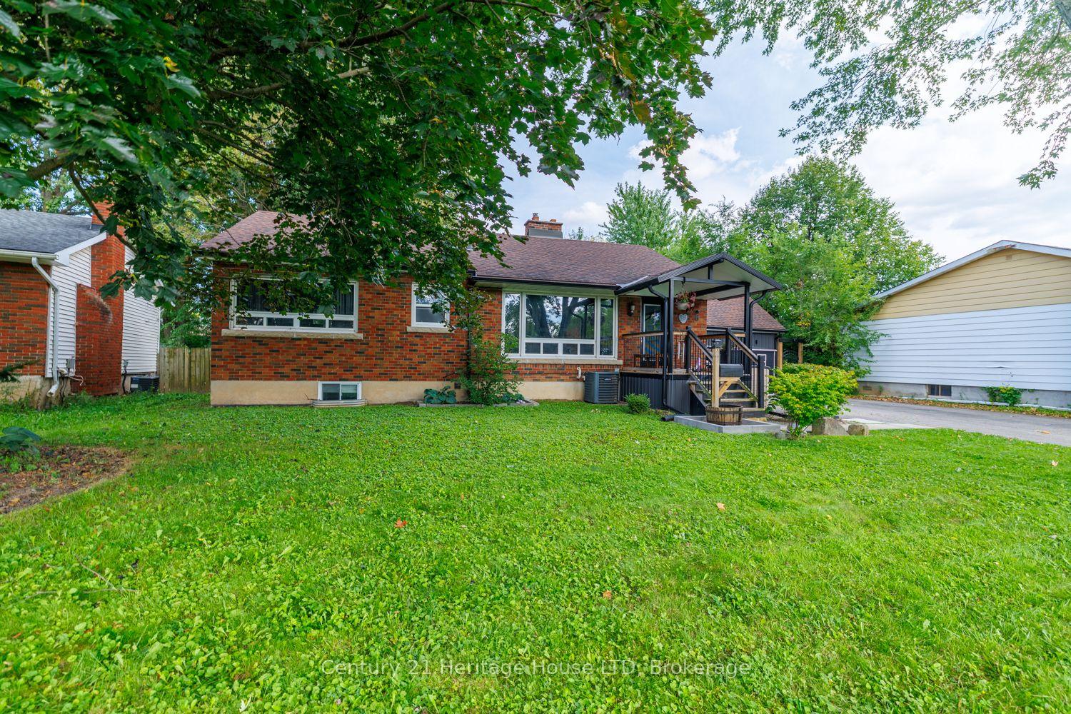 Photo 3 of 6 Greenock Circle, St. Catharines, Western Hill — HOMEH
