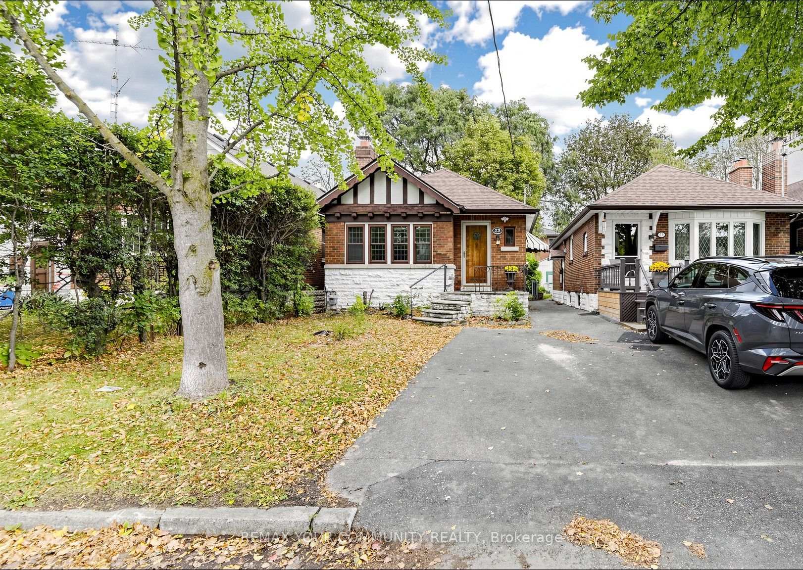 Photo 2 of 13 Tenth Street, Etobicoke, New Toronto — HOMEH
