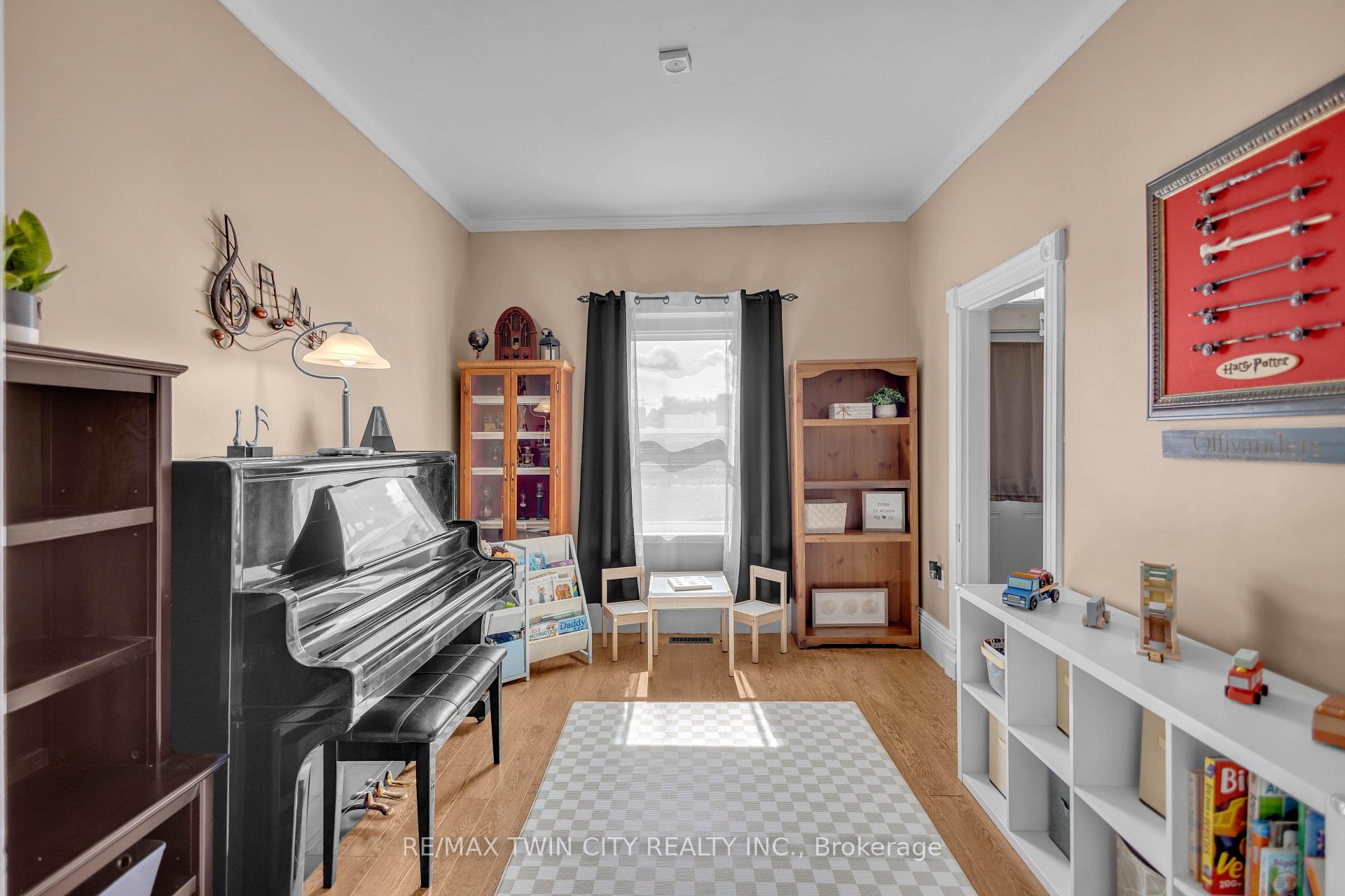 Photo 3 of 25 Usher Street, Brantford, Downtown Core — HOMEH