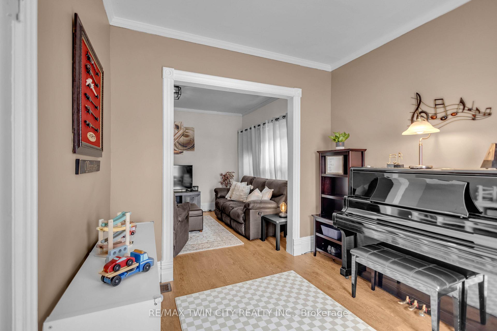 Photo 4 of 25 Usher Street, Brantford, Downtown Core — HOMEH