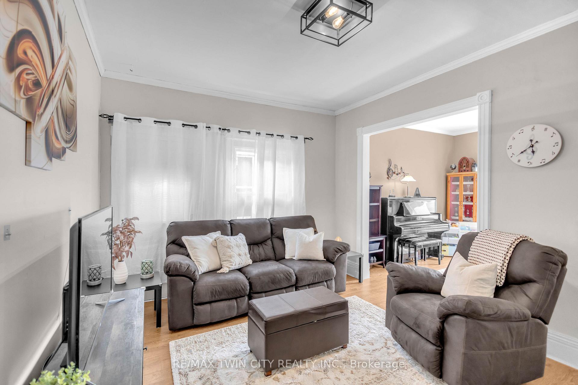 Photo 5 of 25 Usher Street, Brantford, Downtown Core — HOMEH