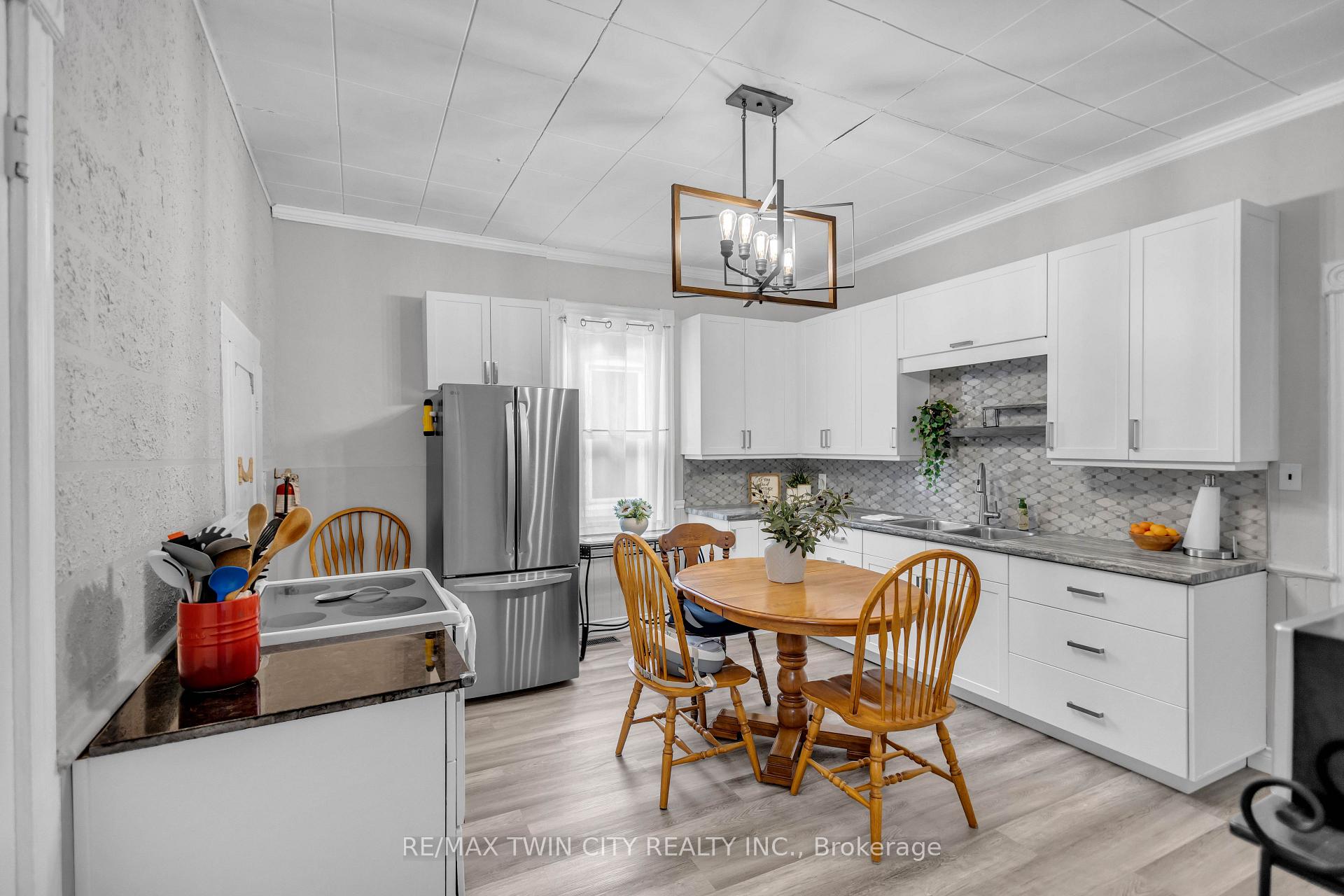 Photo 8 of 25 Usher Street, Brantford, Downtown Core — HOMEH