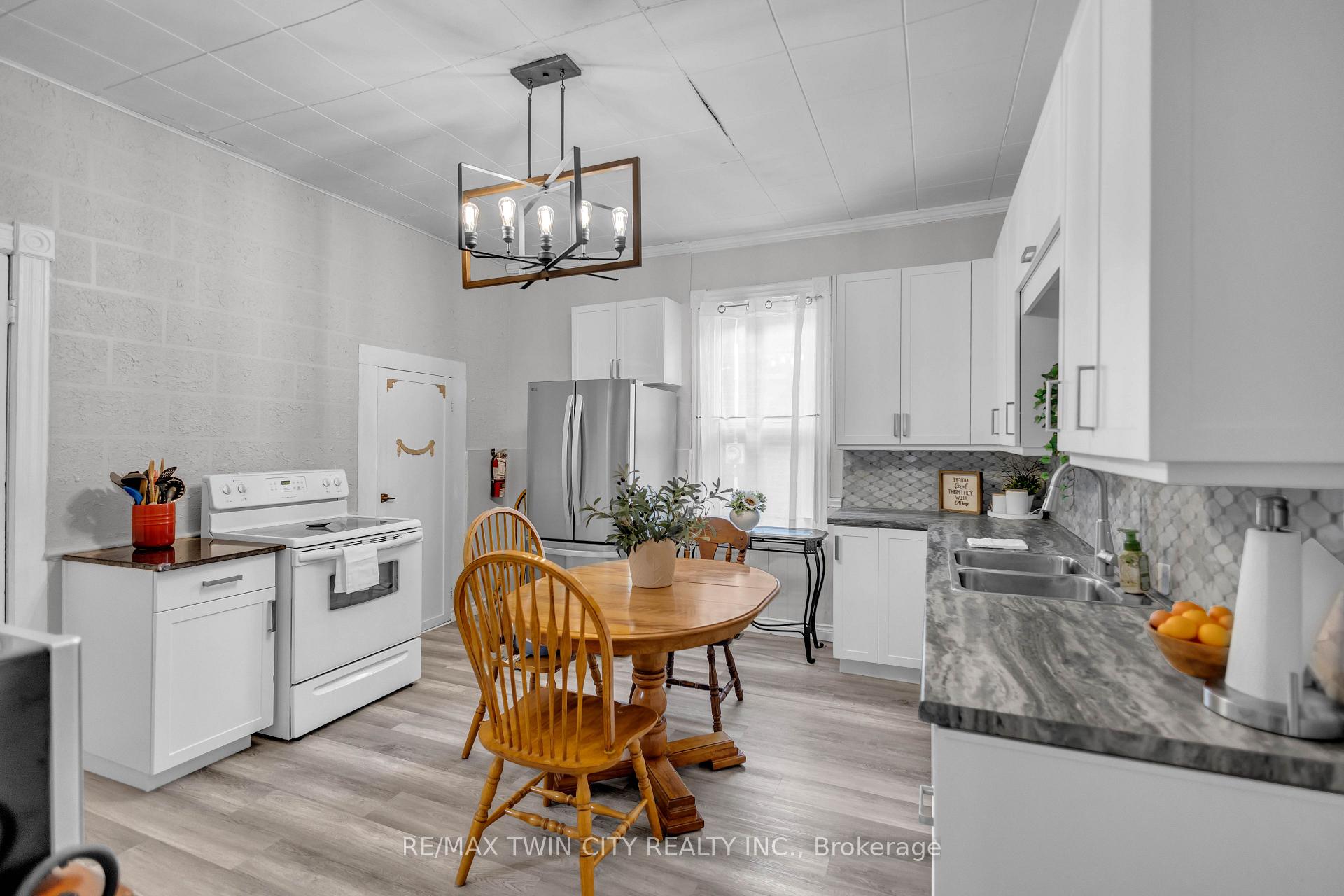 Photo 9 of 25 Usher Street, Brantford, Downtown Core — HOMEH