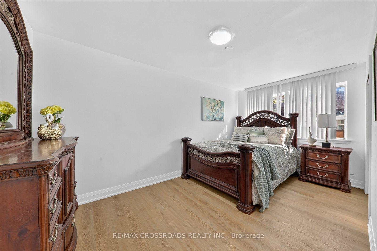Photo 12 of 210 Linden Avenue, Scarborough, Kennedy Park — HOMEH