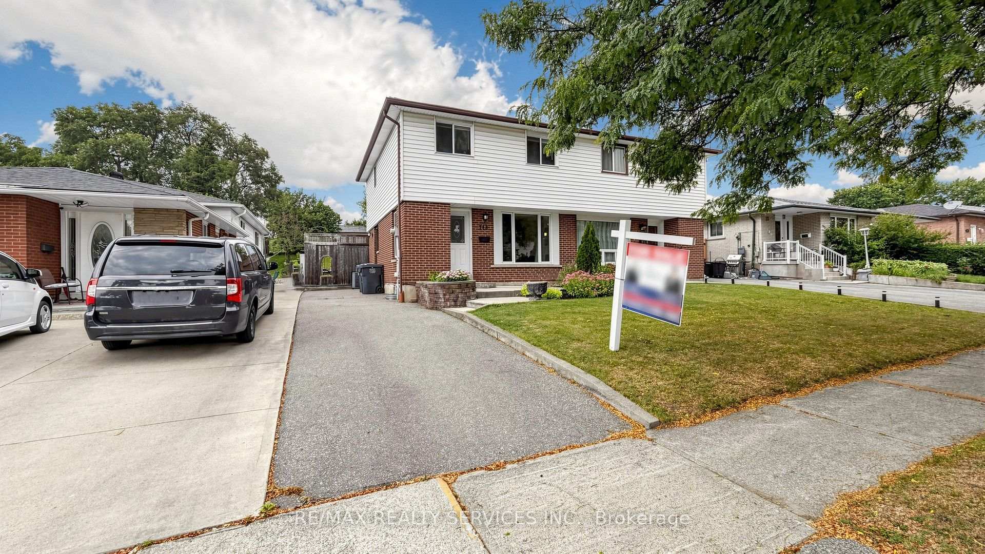 Photo 2 of 716 Eaglemount Crescent, Mississauga, Erindale — HOMEH