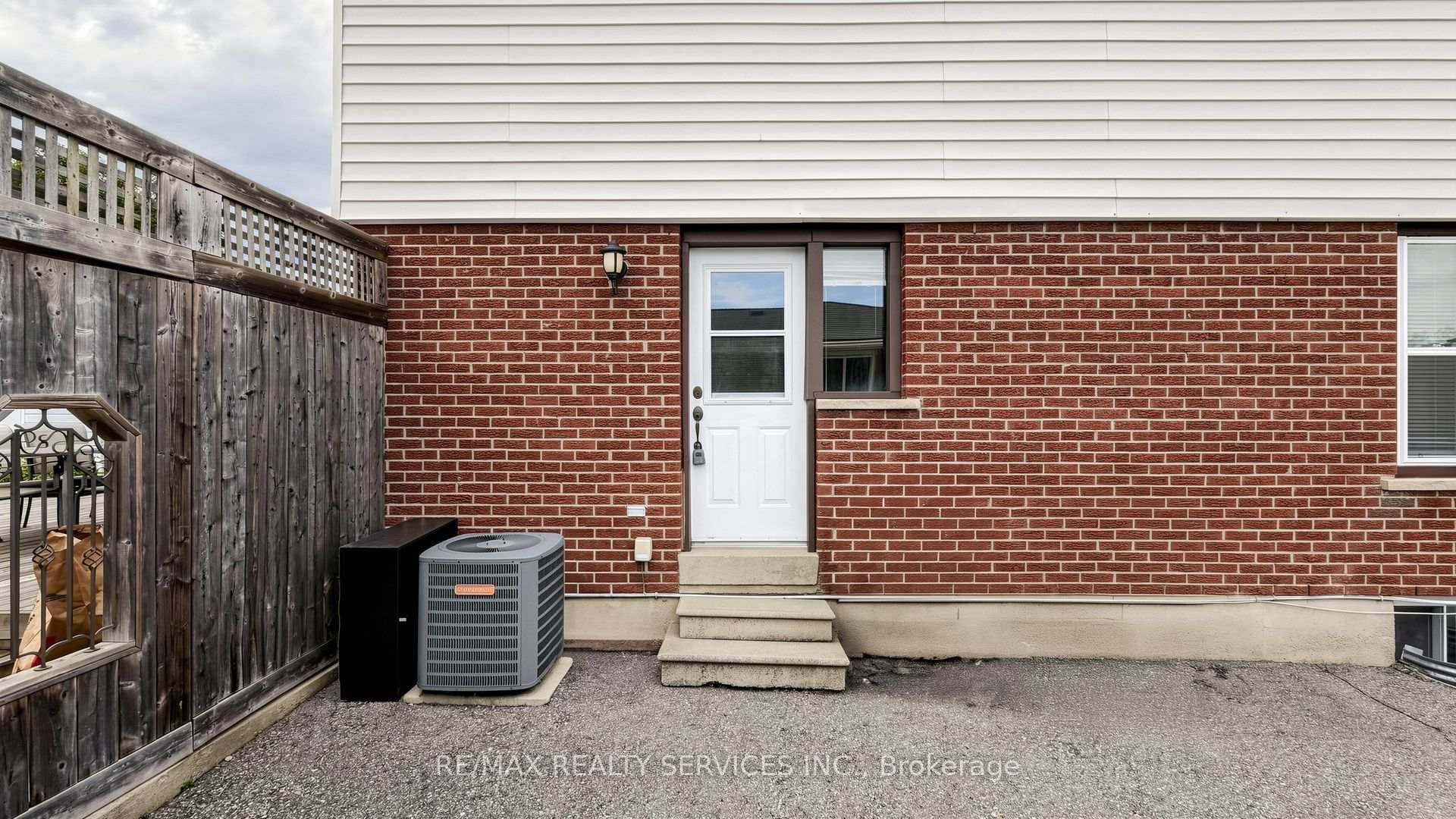 Photo 6 of 716 Eaglemount Crescent, Mississauga, Erindale — HOMEH