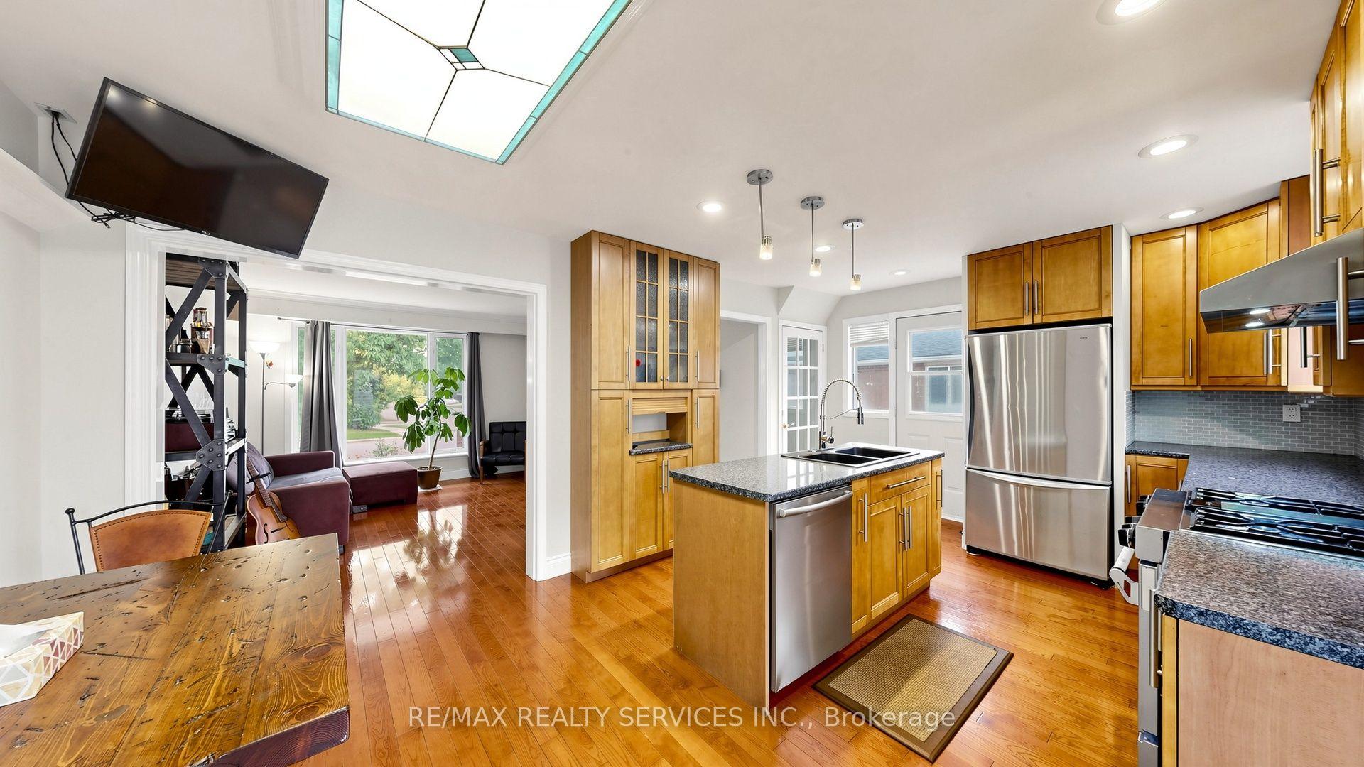 Photo 12 of 716 Eaglemount Crescent, Mississauga, Erindale — HOMEH
