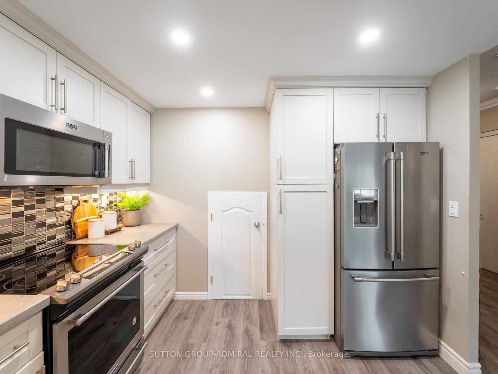 Photo 7 of Unit 306, 9 Greenbriar Road, North York, Bayview Village — HOMEH