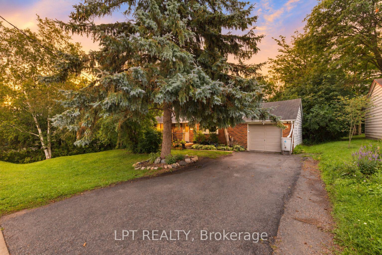 Photo 2 of 98 Don Mor Drive, Newmarket, Central Newmarket — HOMEH
