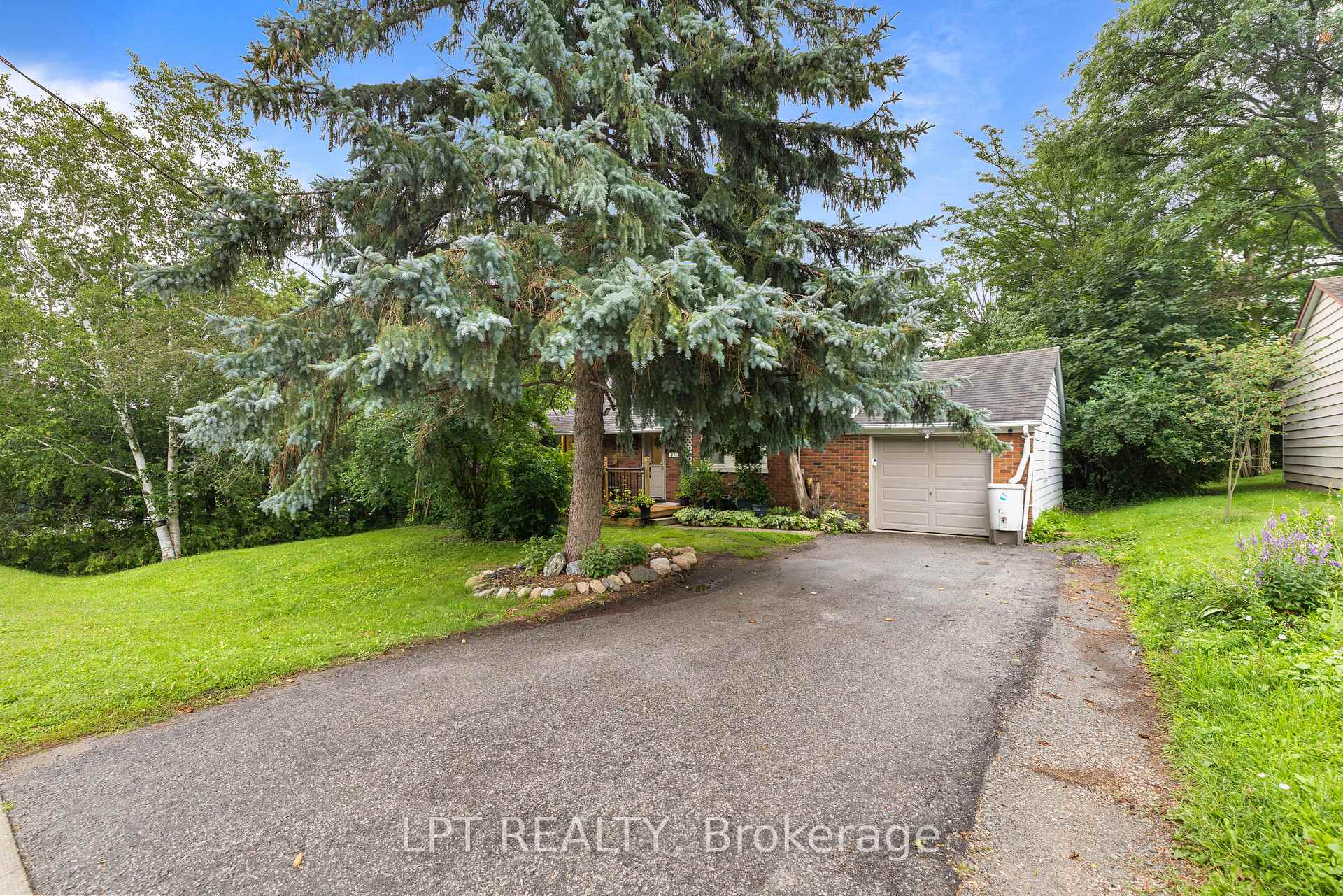 Photo 4 of 98 Don Mor Drive, Newmarket, Central Newmarket — HOMEH