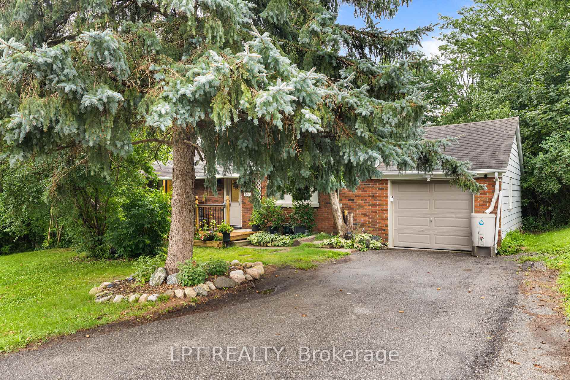 Photo 5 of 98 Don Mor Drive, Newmarket, Central Newmarket — HOMEH