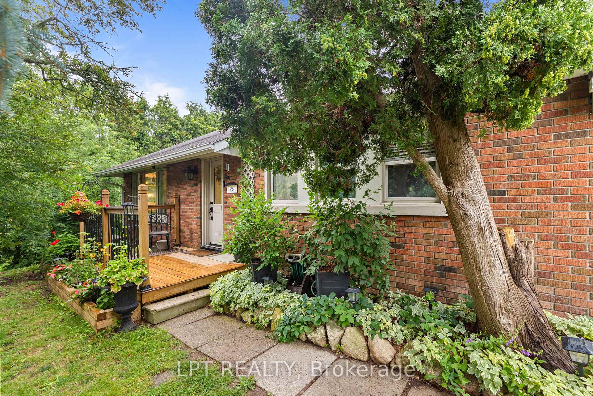 Photo 7 of 98 Don Mor Drive, Newmarket, Central Newmarket — HOMEH