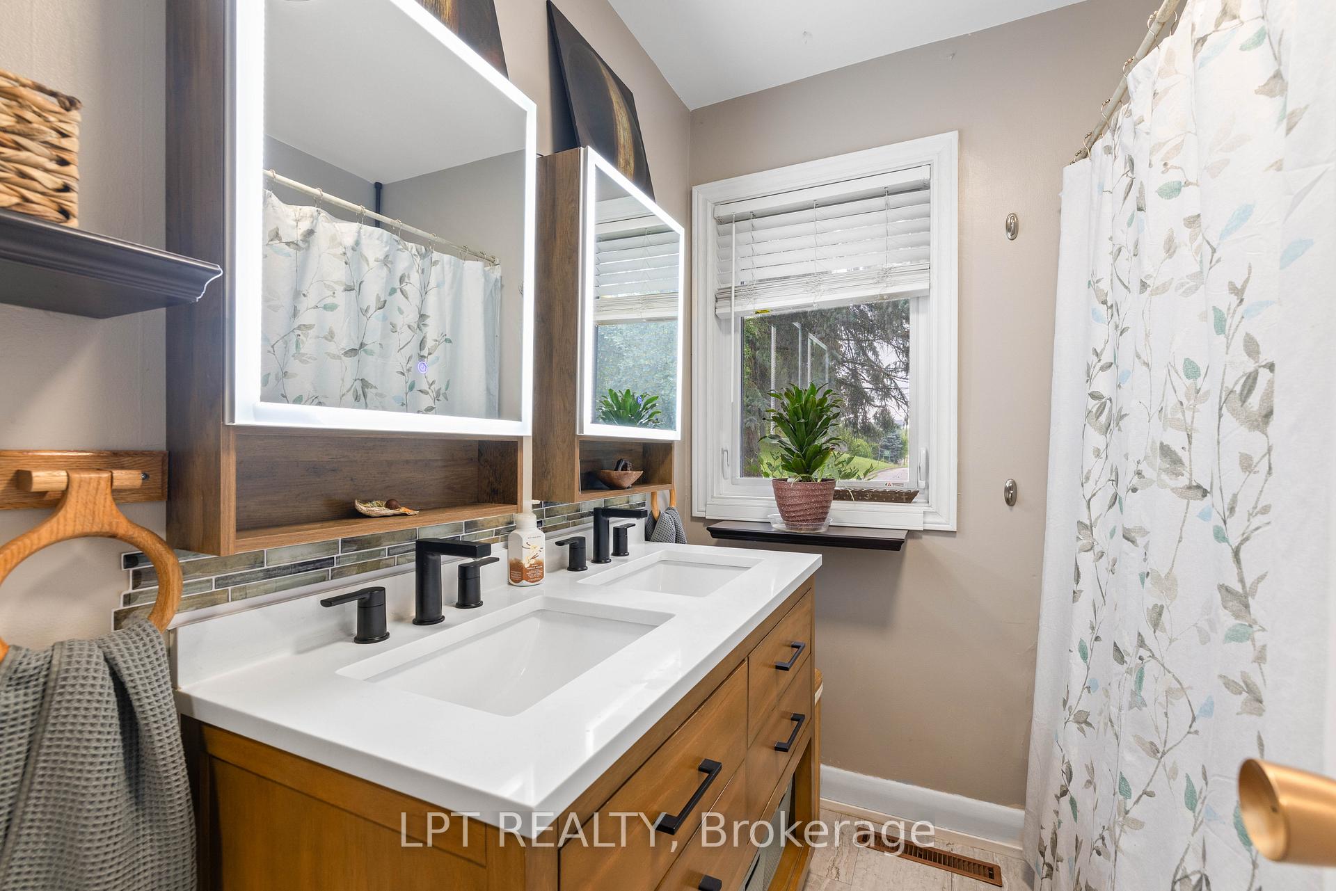 Photo 21 of 98 Don Mor Drive, Newmarket, Central Newmarket — HOMEH