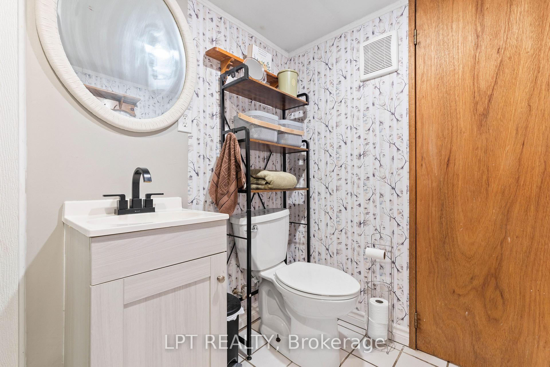 Photo 38 of 98 Don Mor Drive, Newmarket, Central Newmarket — HOMEH