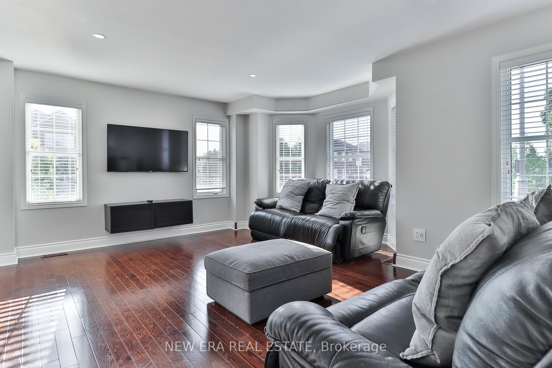 Photo 5 of 331 Davos Road, Vaughan, Vellore Village — HOMEH