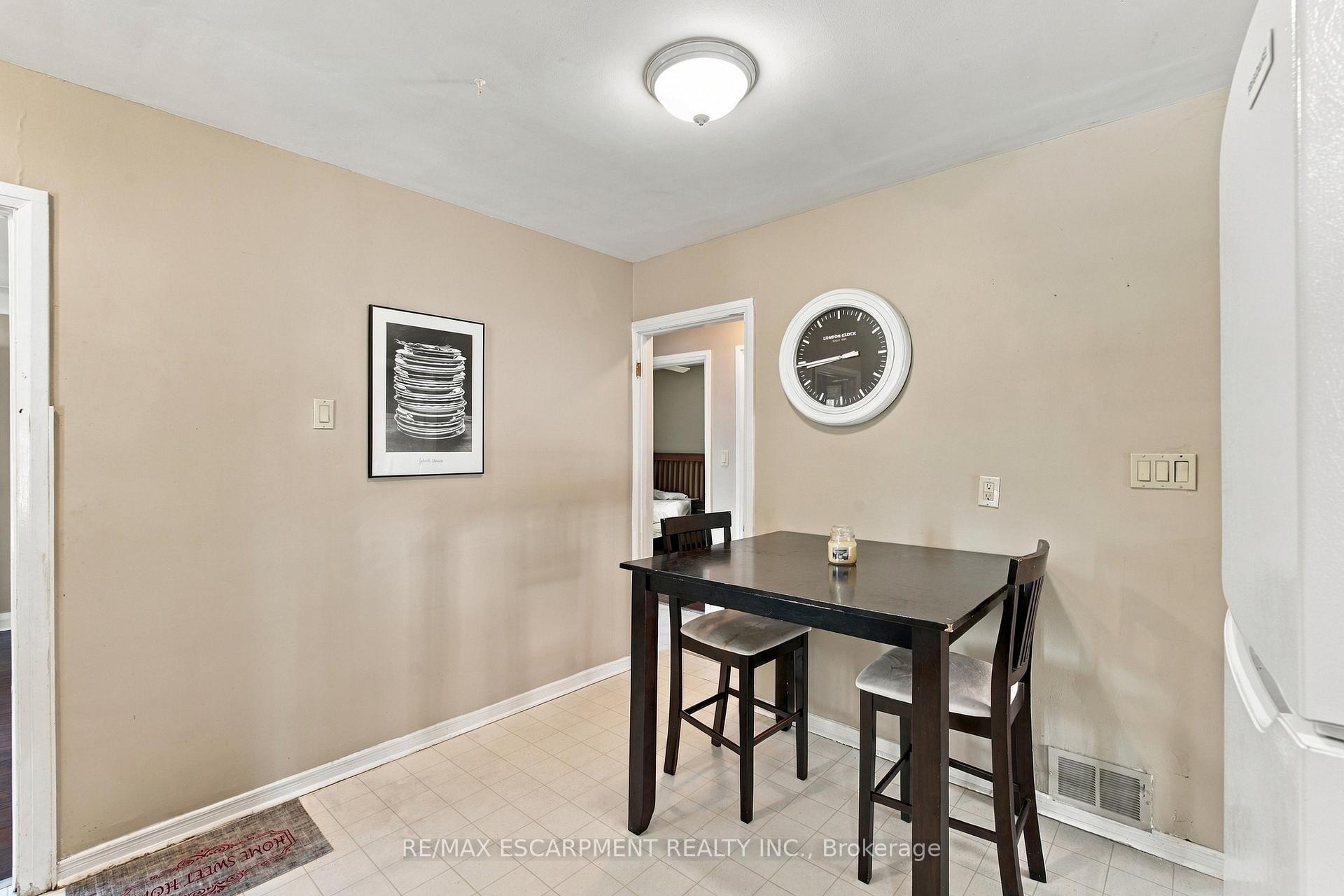 Photo 7 of 1054 Glendor Avenue, Burlington, Freeman — HOMEH