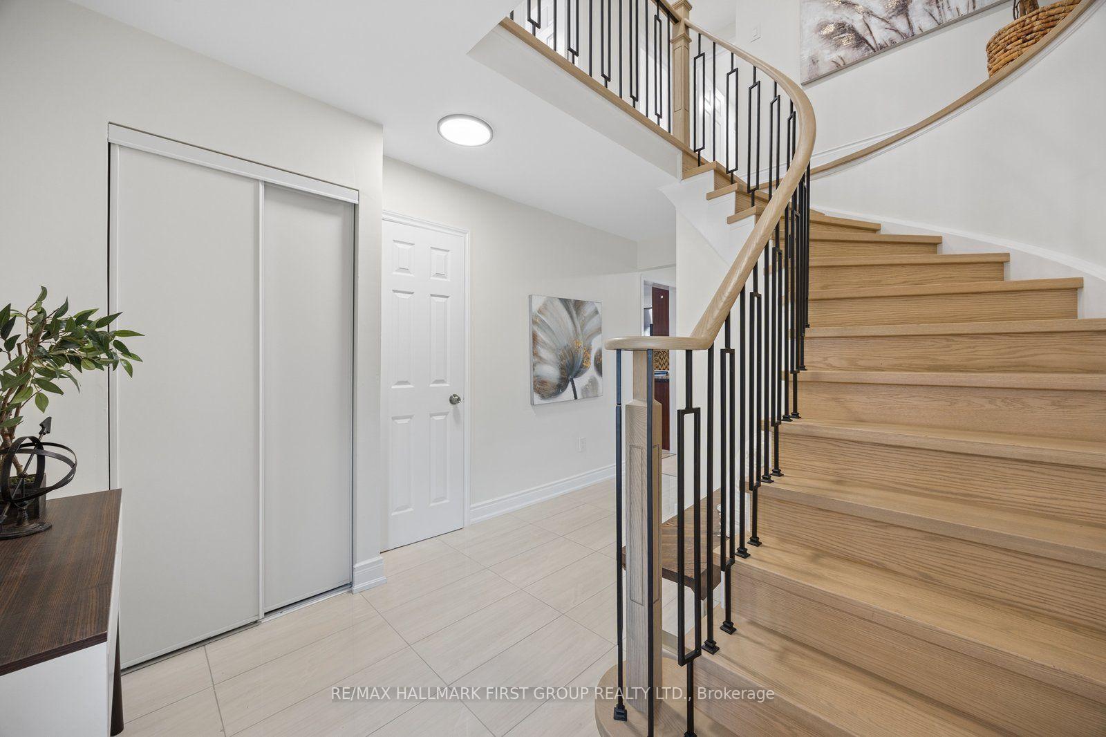 Photo 3 of 1870 Larksmere Court, Pickering, Village East — HOMEH