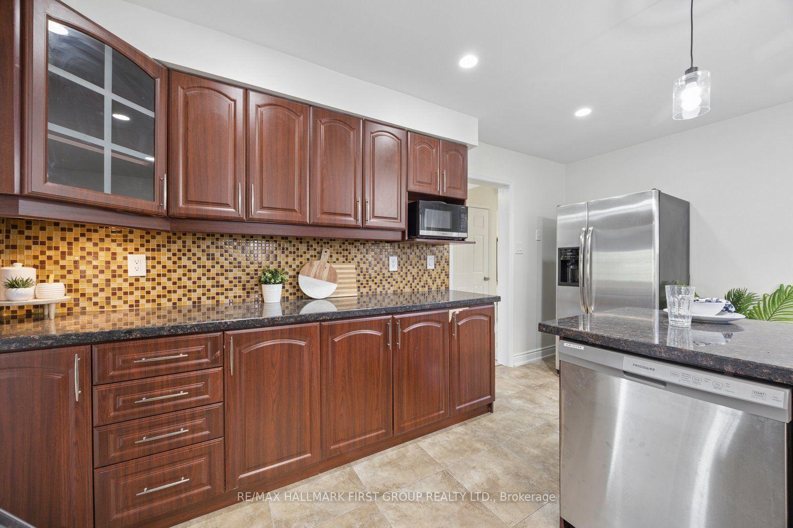 Photo 7 of 1870 Larksmere Court, Pickering, Village East — HOMEH