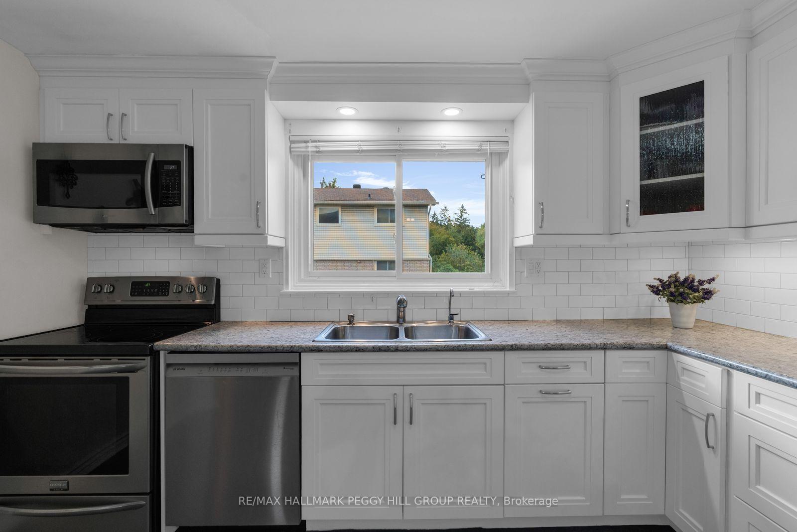 Photo 3 of Unit 4, 233 Innisfil Street, Barrie, Allandale Centre — HOMEH