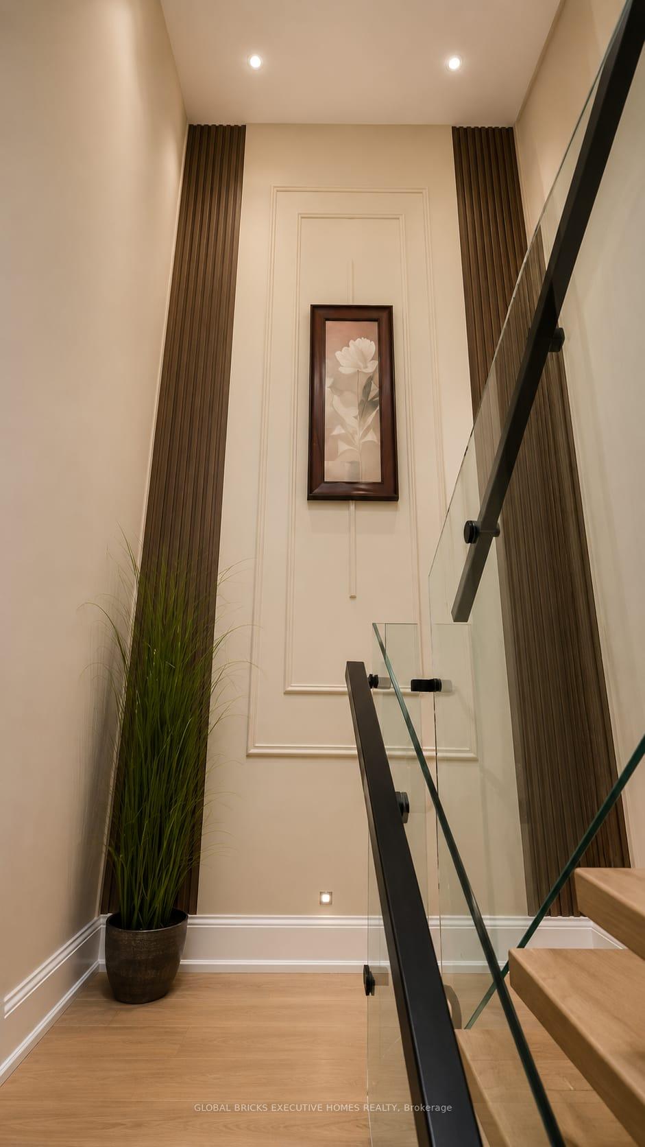 Photo 10 of 25A Pine Avenue N, Mississauga, Port Credit — HOMEH