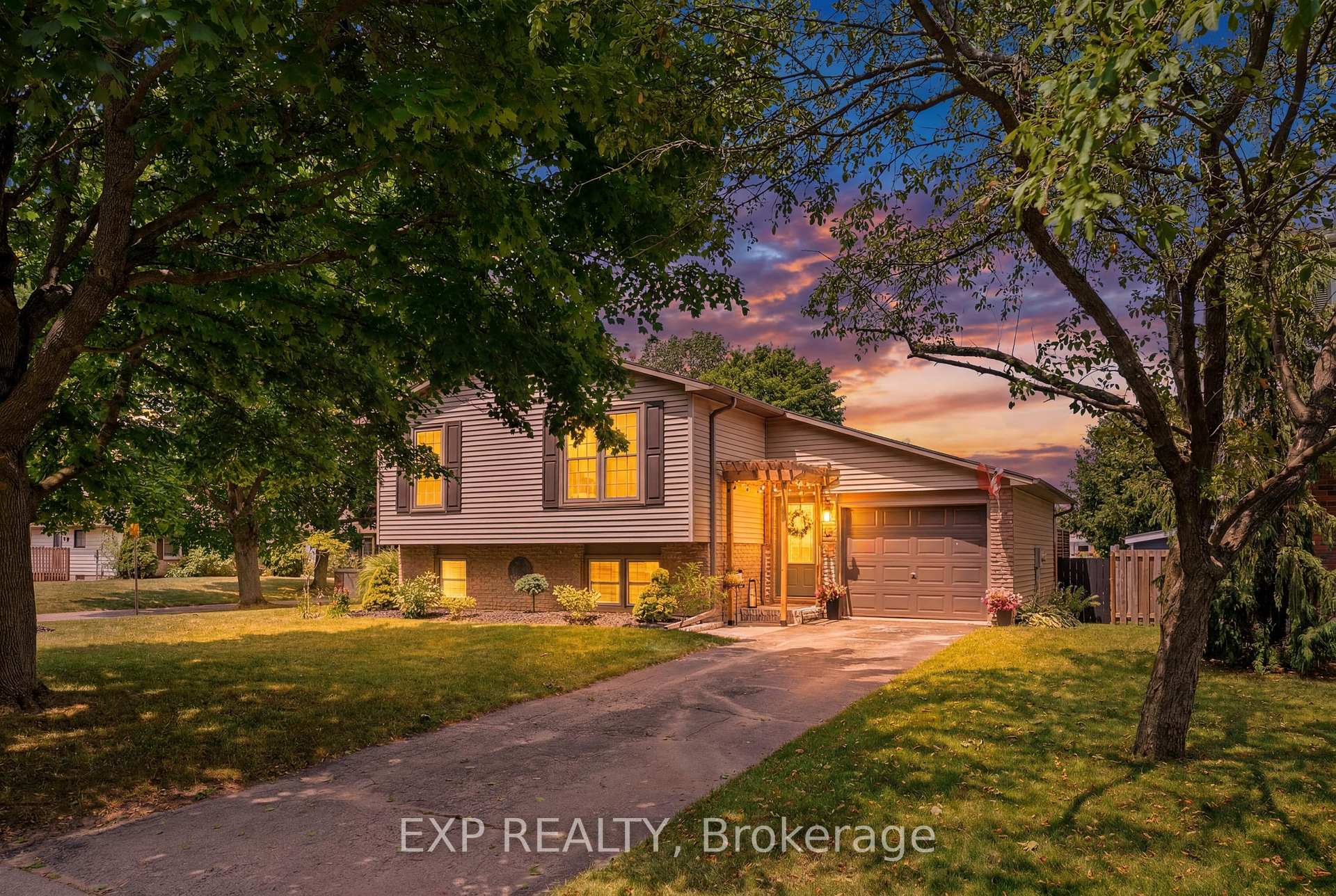 Photo of 72 Crestlynn Crescent