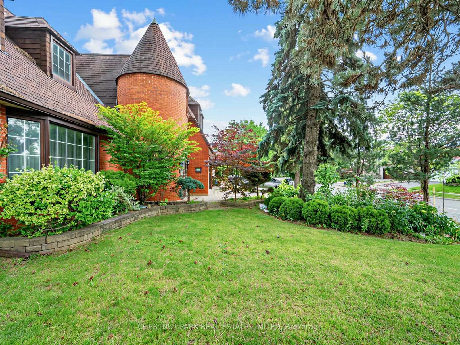 Photo 37 of 59 Chipstead Road, North York, Banbury-Don Mills — HOMEH