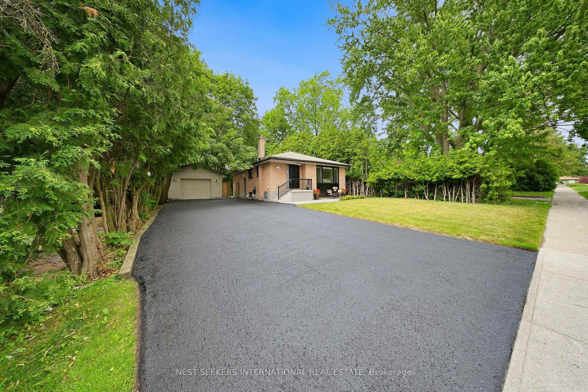Photo 2 of 67 Foreht Crescent, Aurora, Aurora Heights — HOMEH