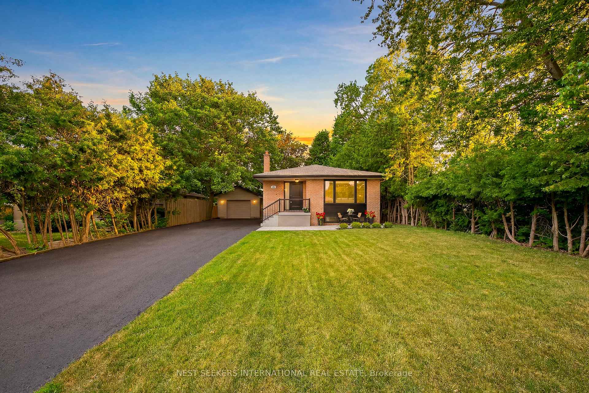 Photo 3 of 67 Foreht Crescent, Aurora, Aurora Heights — HOMEH