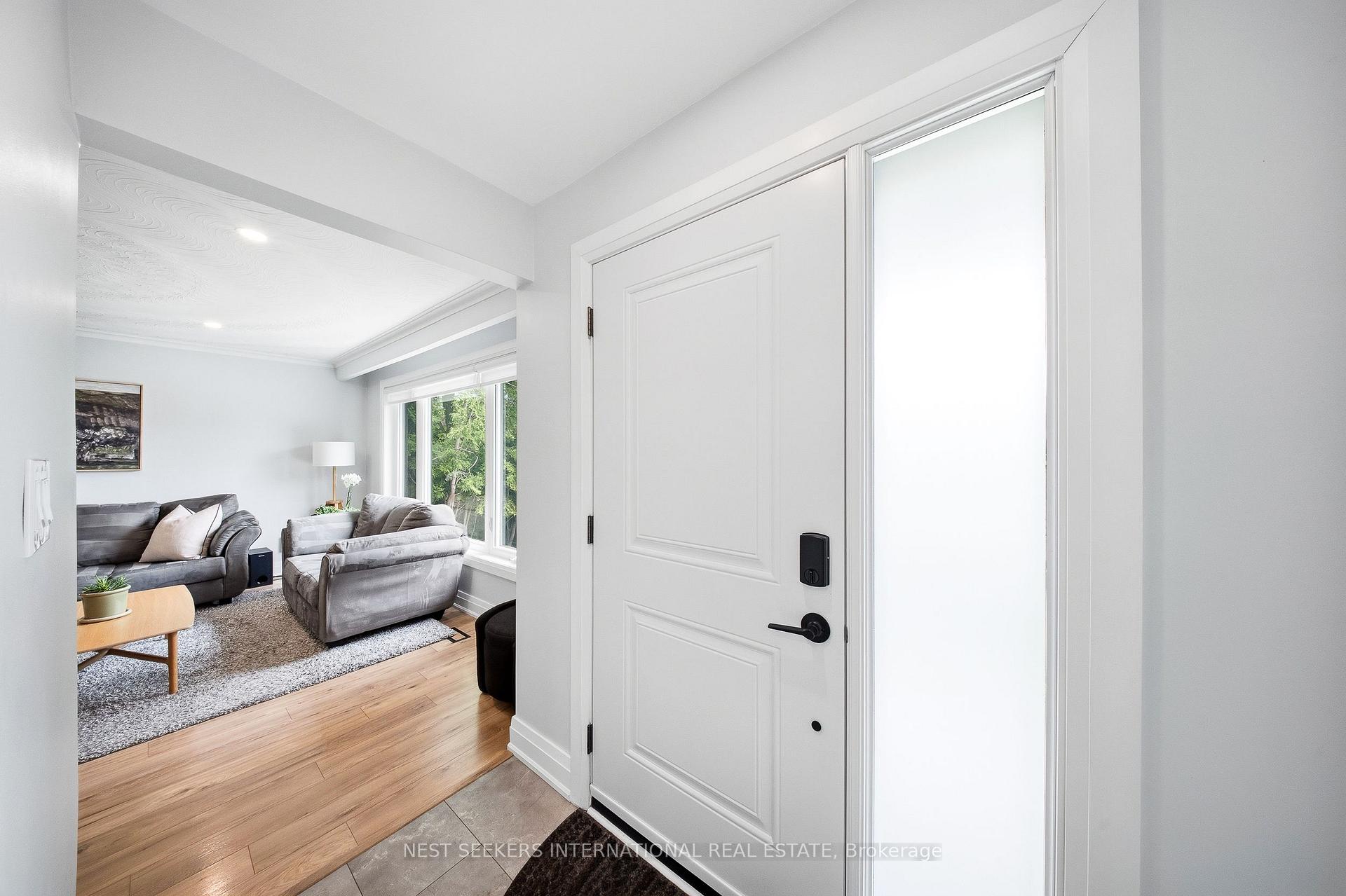 Photo 5 of 67 Foreht Crescent, Aurora, Aurora Heights — HOMEH