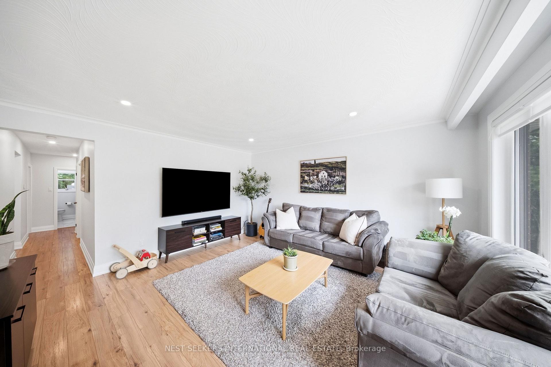 Photo 6 of 67 Foreht Crescent, Aurora, Aurora Heights — HOMEH