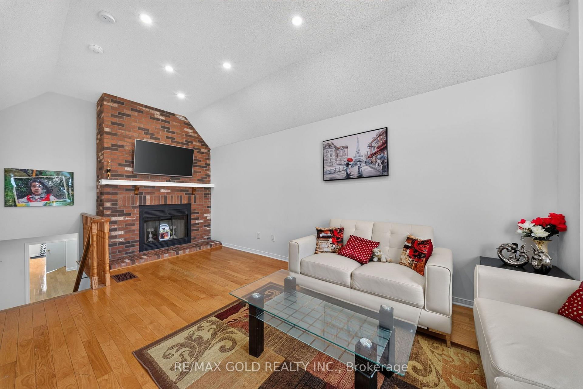 Photo 8 of 152 Bighorn Crescent, Brampton, Sandringham-Wellington — HOMEH